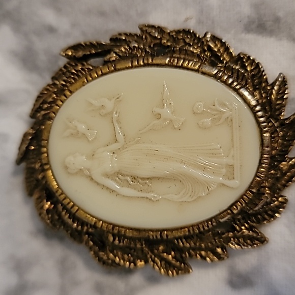 HELEN OF TROY Cameo Ornate Oval Gold Bronze Tone PIN BROOCH - Picture 1 of 4